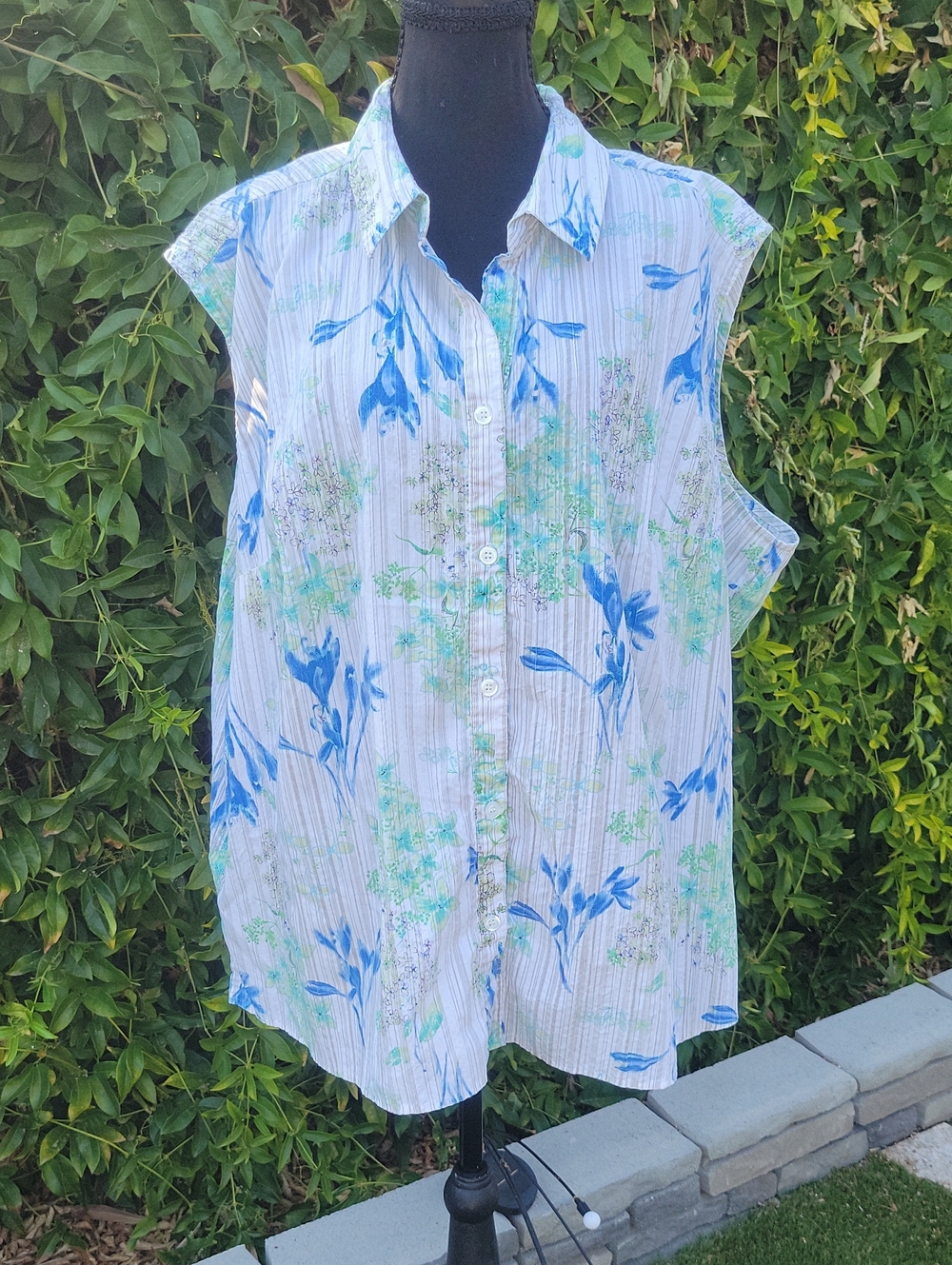 Sleeveless Blue Floral Button-Up Top - White/Blue 26W/28W